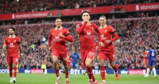 Liverpool beat Chelsea 2-1 to move top of the premier league table