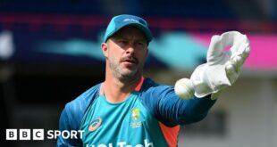 Matthew Wade catches a ball one-handed during training for Australia