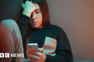 Sharp rise in problematic teenage social media use, study says