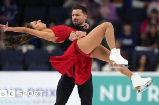 Lewis Gibson lifts up Lilah Fear during their performance