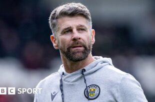 St Mirren manager Stephen Robinson