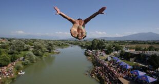 Video. Daredevils jump from historic Kosovo bridge in annual diving contest