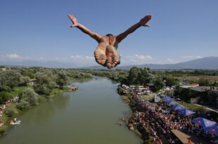 Video. Daredevils jump from historic Kosovo bridge in annual diving contest