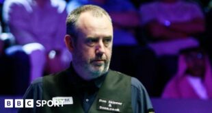 Mark Williams playing at the 2024 Saudi Arabia Snooker Masters