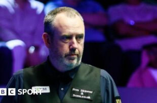 Mark Williams playing at the 2024 Saudi Arabia Snooker Masters