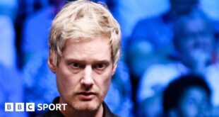 Neil Robertson about to play a shot