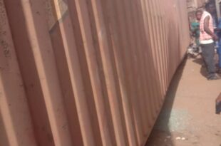 Couple escapes d3ath as container falls on their car in Oyo