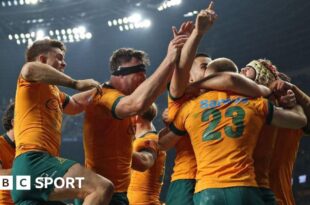 Australia players celebrate their winning try against England