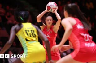 Jess Shaw of England in action during the International Horizon Series match between England Vitality Roses and Jamaica Sunshine Girls