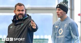 Andy Farrell speaks to Sam Prendergast during training