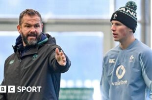 Andy Farrell speaks to Sam Prendergast during training