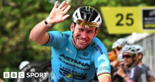 Mark Cavendish waves to the crowd