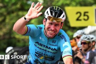 Mark Cavendish waves to the crowd