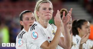 Julie Nelson applauds Northern Ireland supporters