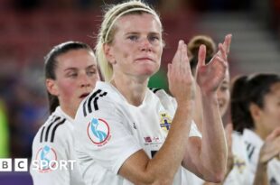 Julie Nelson applauds Northern Ireland supporters