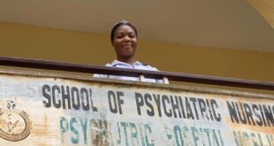 Nurse recreates photo her mother, also a nurse, took 20 years earlier in the same spot at the same hospital