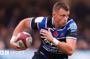 Tom Carr-Smith running with the ball during Bath's Premiership match against Sale