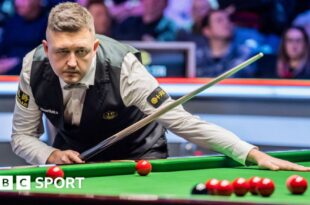 Kyren Wilson eyes up a pot