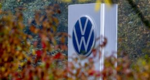 Volkswagen workers offer to take pay cut as wage talks continue