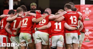 Wales players in a huddle after defeat to Australia