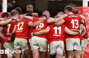 Wales players in a huddle after defeat to Australia