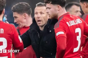 Craig Bellamy speaks to his Wales players