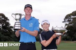 Ryggs Johnston and Shin Ji-yai with their winners trophies from the Australian Open