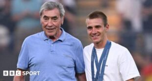 Eddy Merckx with Remco Evenepoel at an Anderlecht game in 2024