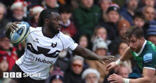 Gabriel Ibitoye of Bristol Bears tries to make a break against Leicester Tigers