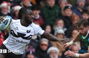 Gabriel Ibitoye of Bristol Bears tries to make a break against Leicester Tigers