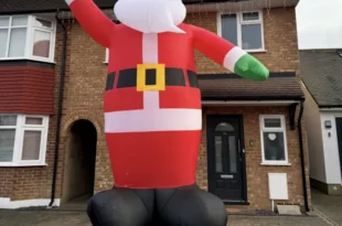 Man orders 4ft Santa but when it arrived it was bigger than his house