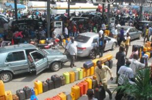 Man slumps and d!es in front of a fuel station in Ogun