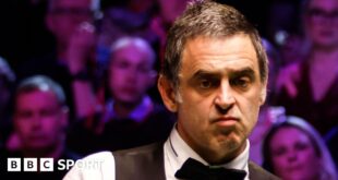 Ronnie O'Sullivan weighs up a shot