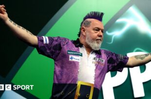 Peter Wright celebrates victory