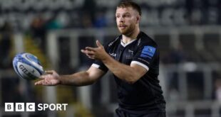 Callum Chick passing the ball for Newcastle Falcons