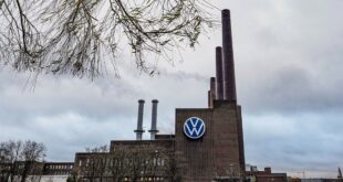 Volkswagen majority stakeholder supports German factory closures