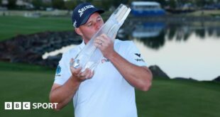 Sepp Straka kissing the American Express trophy