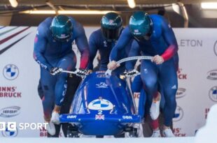 Brad Hall, Taylor Lawrence, Arran Gulliver and Greg Cackett pushing a bobsleigh