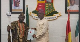 Governor Makinde presents Staff and Certificate of Office to New Alaafin