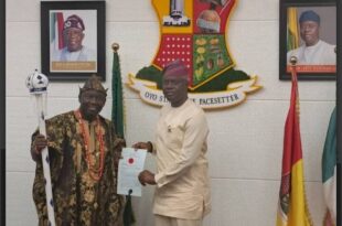 Governor Makinde presents Staff and Certificate of Office to New Alaafin