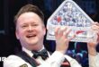 Shaun Murphy holes the Paul Hunter trophy aloft