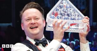 Shaun Murphy holes the Paul Hunter trophy aloft