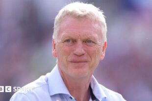 David Moyes smiles during a West Ham game against Luton