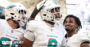 Jonnu Smith celebrates scoring a game-winning touchdown for the Miami Dolphins