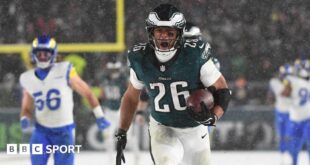 Saquon Barkley on his way to scoring a touchdown for the Philadelphia Eagles