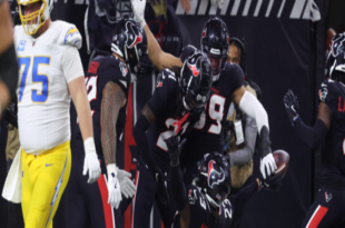 Houston Texans' Eric Murray celebrates after returning an interception for a touchdown against the Los Angeles Chargers