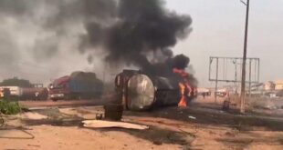 Niger Residents scoop oil from another faulty tanker few days after a tanker explosion killed 96 people in the state