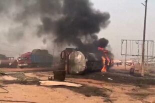 Niger Residents scoop oil from another faulty tanker few days after a tanker explosion killed 96 people in the state