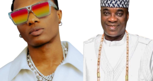 Wizkid joins Wasiu Ayinde on stage, showers him with bundles of naira notes