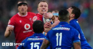 Wales and Italy players challenge for the ball